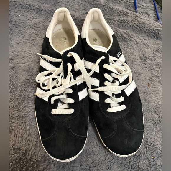 adidas Other - Men’s preowned Adidas gazelle, casual soccer sneaker size 10.5